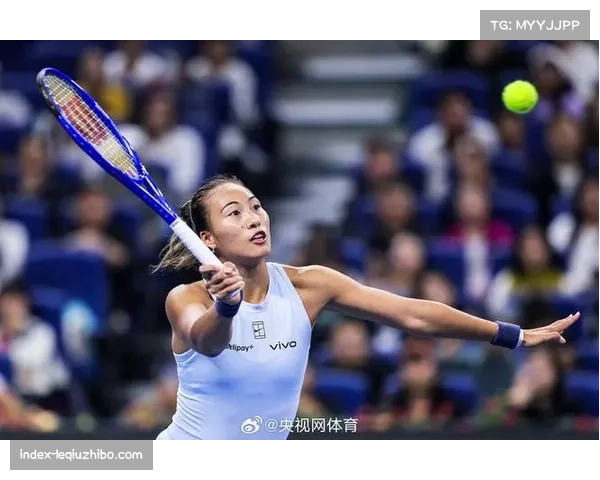 郑钦文复出首胜引爆中网现场 球迷热衷合影巨幅海报纪念瞬间